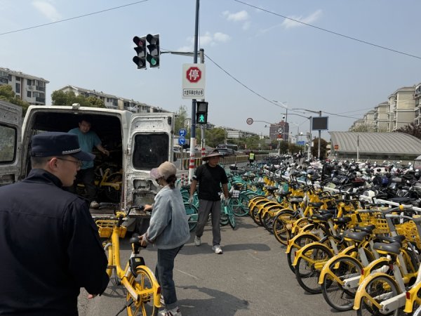 凯狮优配 金运路地铁站非机动车整治持续推进，多部门协同“跨前一步”才是解法