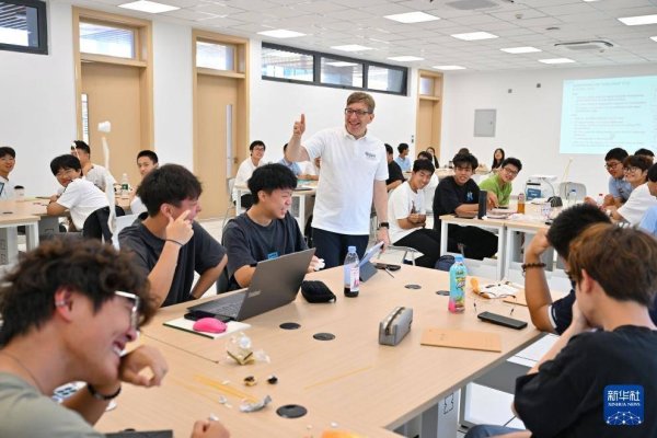 建宝优配 走进中国境内首个国外高校独立办学机构